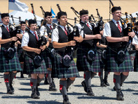 Pipers piping - Joan Ritzenthaler