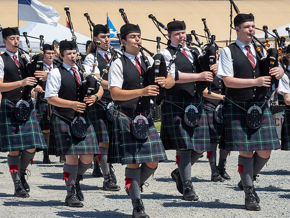 Pipers piping - Joan Ritzenthaler